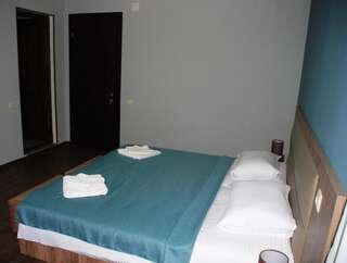 Отель Hotel Shgedi Mestia Местиа Просторный двухместный номер с 2 отдельными кроватями-5