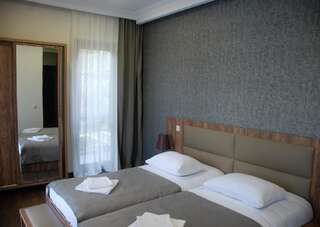 Отель Hotel Shgedi Mestia Местиа Просторный двухместный номер с 2 отдельными кроватями-10